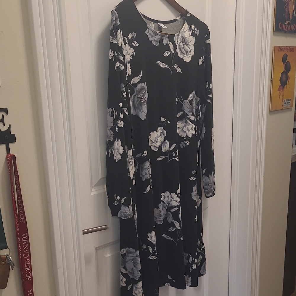 Old Navy Black and White Floral Long Sleeve Dress
